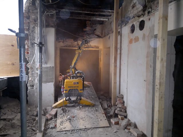 Brokk purku/piikkausrobotti